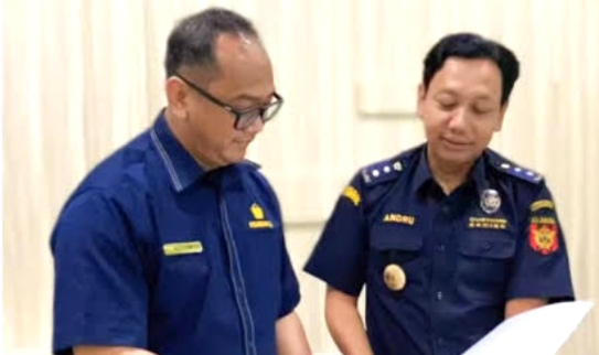 Kepala Bea Cukai Madura Novian Dermawan (kiri) dan bawahannya.