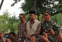 Wakil Bupati Sampang saat menemui massa aksi.