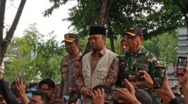 Wakil Bupati Sampang saat menemui massa aksi.