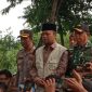 Wakil Bupati Sampang saat menemui massa aksi.