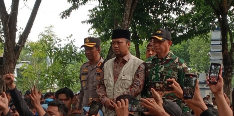 Wakil Bupati Sampang saat menemui massa aksi.