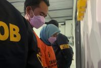 Dua pelaku saat ditangkap polisi.