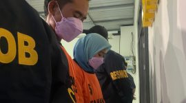 Dua pelaku saat ditangkap polisi.