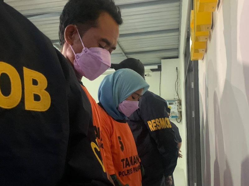 Dua pelaku saat ditangkap polisi.