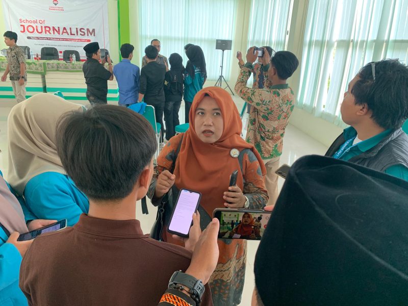 Maghfiroh Ketua FKWUB Pamekasan saat diwawancarai.