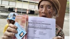 Ilustrasi seorang nenek jadi korban pemotongan bantuan pemerintah.