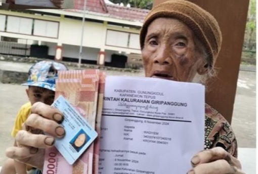 Ilustrasi seorang nenek jadi korban pemotongan bantuan pemerintah.
