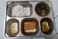 Foto dari guru yang membagikan menu MBG dari Dapur SPPG Kangenan Pamekasan.