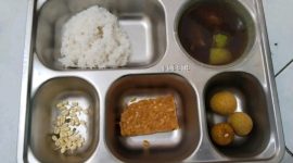 Foto dari guru yang membagikan menu MBG dari Dapur SPPG Kangenan Pamekasan.