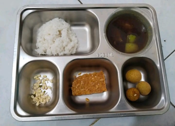 Foto dari guru yang membagikan menu MBG dari Dapur SPPG Kangenan Pamekasan.