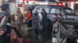 Polisi saat melakukan investigasi.