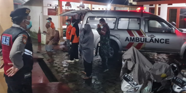 Polisi saat melakukan investigasi.