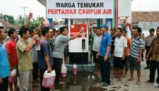 Peristiwa itu terjadi setelah Candra mengisi BBM jenis Pertamax di SPBU 5469301 yang berada di Desa Buddagan, Kecamatan Pademawu, pada Minggu (7/12). (Ilustrasi AI).