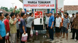 Peristiwa itu terjadi setelah Candra mengisi BBM jenis Pertamax di SPBU 5469301 yang berada di Desa Buddagan, Kecamatan Pademawu, pada Minggu (7/12). (Ilustrasi AI).