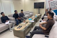 Praktik dugaan penyalahgunaan pita cukai oleh dua pabrik rokok di Desa Lenteng Barat, Kecamatan Lenteng, Kabupaten Sumenep, mendapat sorotan tajam dari Gerakan Pemuda Revolusi (GPR) saat audiensi di kantor Bea Cukai Madura, Senin (8/12/2025).