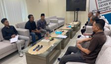 Praktik dugaan penyalahgunaan pita cukai oleh dua pabrik rokok di Desa Lenteng Barat, Kecamatan Lenteng, Kabupaten Sumenep, mendapat sorotan tajam dari Gerakan Pemuda Revolusi (GPR) saat audiensi di kantor Bea Cukai Madura, Senin (8/12/2025).
