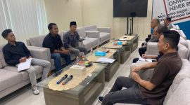 Praktik dugaan penyalahgunaan pita cukai oleh dua pabrik rokok di Desa Lenteng Barat, Kecamatan Lenteng, Kabupaten Sumenep, mendapat sorotan tajam dari Gerakan Pemuda Revolusi (GPR) saat audiensi di kantor Bea Cukai Madura, Senin (8/12/2025).