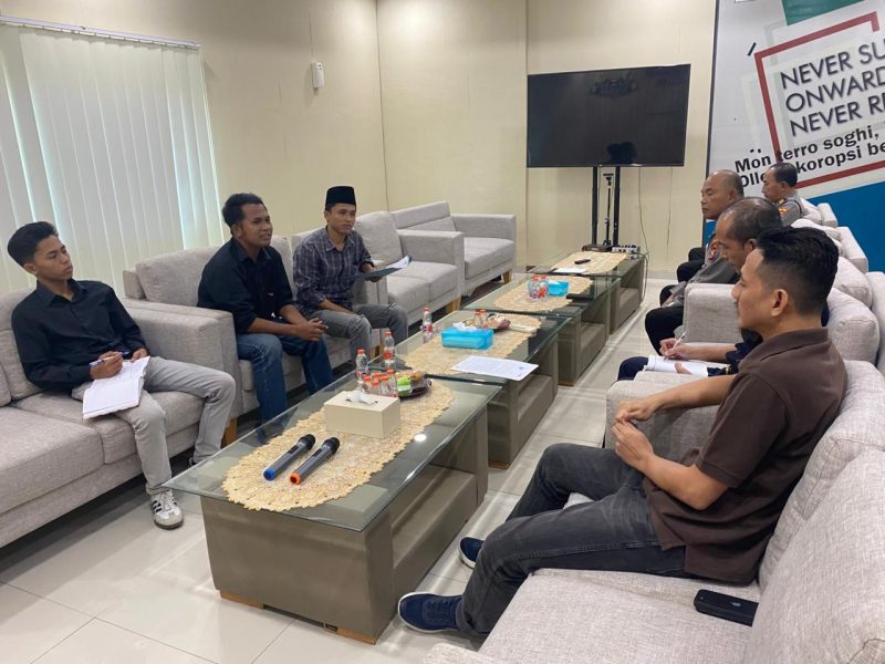 Praktik dugaan penyalahgunaan pita cukai oleh dua pabrik rokok di Desa Lenteng Barat, Kecamatan Lenteng, Kabupaten Sumenep, mendapat sorotan tajam dari Gerakan Pemuda Revolusi (GPR) saat audiensi di kantor Bea Cukai Madura, Senin (8/12/2025).