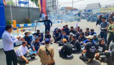 Selasa (9/12/2025) sekitar pukul 10.00 WIB, Puluhan mahasiswa Universitas Madura (UNIRA) menggelar demonstrasi menolak dugaan ketidaktransparanan Komisi Pemilihan Umum Mahasiswa (KPUM) dalam pelaksanaan Pemilihan Raya Mahasiswa (Pemira) 2025.