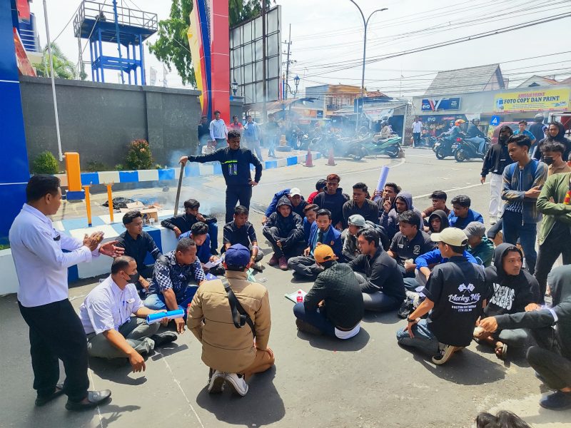 Selasa (9/12/2025) sekitar pukul 10.00 WIB, Puluhan mahasiswa Universitas Madura (UNIRA) menggelar demonstrasi menolak dugaan ketidaktransparanan Komisi Pemilihan Umum Mahasiswa (KPUM) dalam pelaksanaan Pemilihan Raya Mahasiswa (Pemira) 2025.