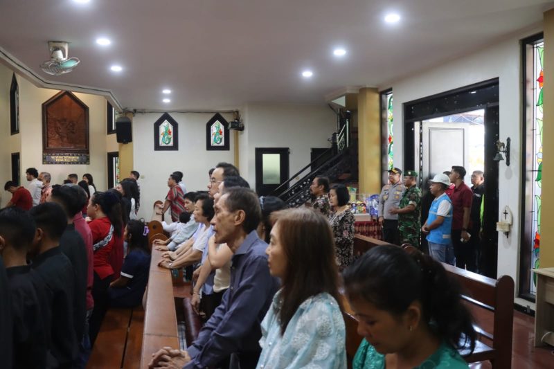 Kapolres Pamekasan Tinjau Gereja, Pastikan Pengamanan Natal Kondusif.