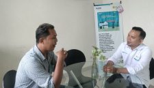 Abd. Rohman diterima oleh Jumhari, selaku Officer Kinerja Administrasi Penanganan PLN Ketapang.