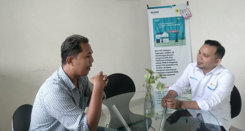 Abd. Rohman diterima oleh Jumhari, selaku Officer Kinerja Administrasi Penanganan PLN Ketapang.