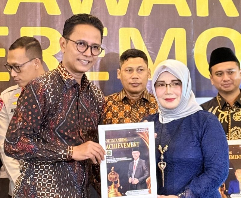 Wow! Kepsek MTsN 3 Pamekasan Raih Perhargaan Bergengsi Outstanding Achievement Award 2025.