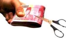 Buruh PR SS Jaya Raya Pamekasan Keluhkan Dugaan Pemotongan BLT DBHCHT, Forkot Siap Laporkan. (Ilustrasi foto).