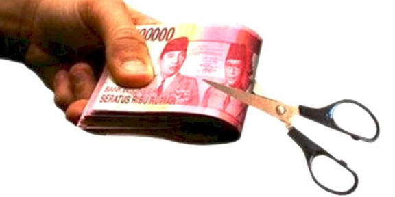 Buruh PR SS Jaya Raya Pamekasan Keluhkan Dugaan Pemotongan BLT DBHCHT, Forkot Siap Laporkan. (Ilustrasi foto).