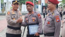 AKP Doni dan 12 Personel Satreskrim Polres Pamekasan Dapat Penghargaan dari Kapolres usai Ungkap Kasus Jambret.