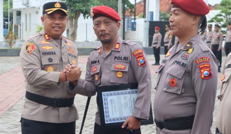 AKP Doni dan 12 Personel Satreskrim Polres Pamekasan Dapat Penghargaan dari Kapolres usai Ungkap Kasus Jambret.