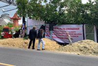 Pemilik sah atas sebidang tanah bersama warga Kecamatan Batumarmar, Kabupaten Pamekasan, didampingi kuasa hukum dari Hans Law Firm, melakukan pembongkaran bangunan toko yang berdiri di atas tanah milik Siti Sri Faidah. Tanah tersebut sebelumnya diduga digunakan secara ilegal oleh terpida Sitti Suprapti.