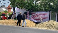 Pemilik sah atas sebidang tanah bersama warga Kecamatan Batumarmar, Kabupaten Pamekasan, didampingi kuasa hukum dari Hans Law Firm, melakukan pembongkaran bangunan toko yang berdiri di atas tanah milik Siti Sri Faidah. Tanah tersebut sebelumnya diduga digunakan secara ilegal oleh terpida Sitti Suprapti.