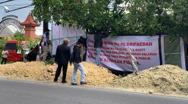 Pemilik sah atas sebidang tanah bersama warga Kecamatan Batumarmar, Kabupaten Pamekasan, didampingi kuasa hukum dari Hans Law Firm, melakukan pembongkaran bangunan toko yang berdiri di atas tanah milik Siti Sri Faidah. Tanah tersebut sebelumnya diduga digunakan secara ilegal oleh terpida Sitti Suprapti.