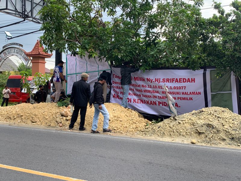 Pemilik sah atas sebidang tanah bersama warga Kecamatan Batumarmar, Kabupaten Pamekasan, didampingi kuasa hukum dari Hans Law Firm, melakukan pembongkaran bangunan toko yang berdiri di atas tanah milik Siti Sri Faidah. Tanah tersebut sebelumnya diduga digunakan secara ilegal oleh terpida Sitti Suprapti.
