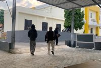 Korban dan keluarganya saat melapor ke Polres Pamekasan.