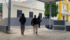 Korban dan keluarganya saat melapor ke Polres Pamekasan.