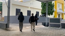 Korban dan keluarganya saat melapor ke Polres Pamekasan.