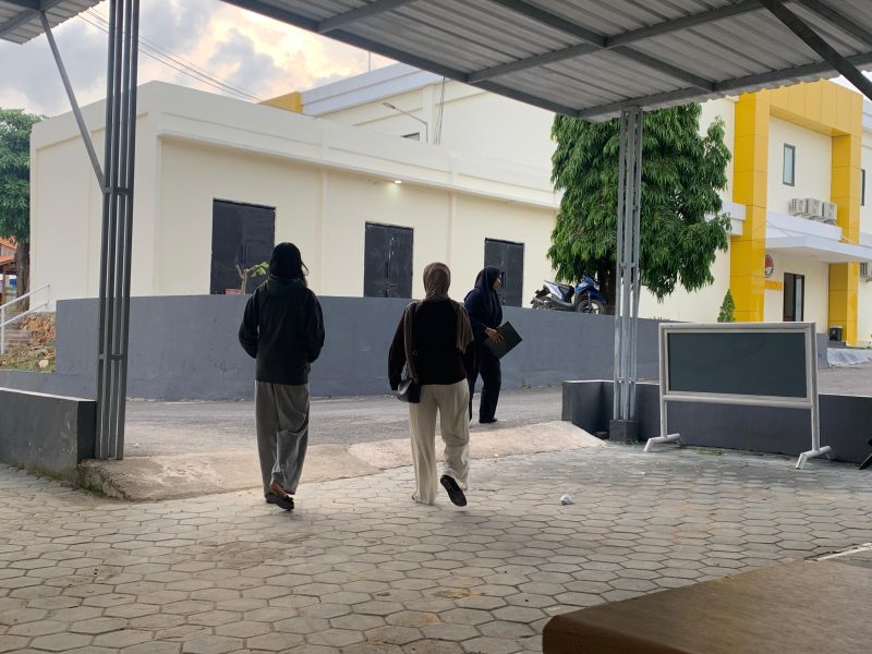 Korban dan keluarganya saat melapor ke Polres Pamekasan.