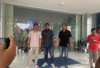 Sejumlah aktivis berfoto di kantor BRI Pamekasan.