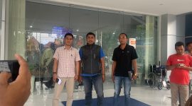 Sejumlah aktivis berfoto di kantor BRI Pamekasan.