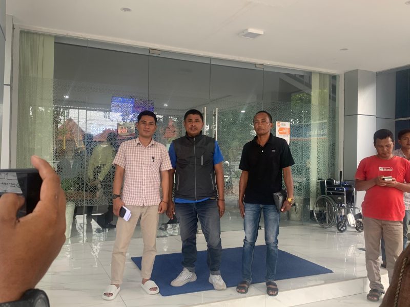 Sejumlah aktivis berfoto di kantor BRI Pamekasan.