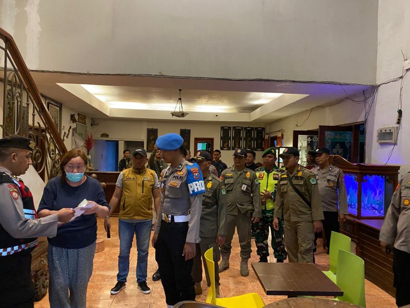 TNI-POLRI saat razia tempat hiburan malam di Pamekasan 