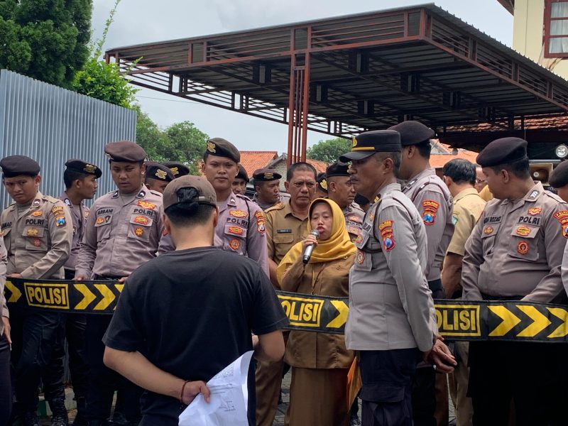 Aksi demonstrasi yang digelar Forum Kota (Forkot) Pamekasan di kantor Badan Pengelolaan Keuangan dan Pendapatan Daerah (BPKAD) Kabupaten Pamekasan, Senin (26/1/2026) siang, berujung kekecewaan. Pasalnya, massa aksi tidak ditemui langsung oleh Kepala BPKAD Pamekasan, Syahrul Munir.