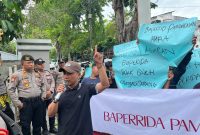 Forum Kota (Forkot) Pamekasan menggelar aksi demonstrasi di Kantor Badan Perencanaan Pembangunan, Riset, dan Inovasi Daerah (Bapperida) Kabupaten Pamekasan, Selasa (27/1/2026). Namun dalam aksi tersebut, massa tidak ditemui langsung oleh Kepala Bapperida Pamekasan.