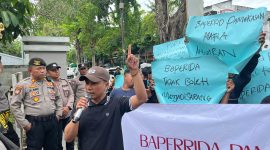 Forum Kota (Forkot) Pamekasan menggelar aksi demonstrasi di Kantor Badan Perencanaan Pembangunan, Riset, dan Inovasi Daerah (Bapperida) Kabupaten Pamekasan, Selasa (27/1/2026). Namun dalam aksi tersebut, massa tidak ditemui langsung oleh Kepala Bapperida Pamekasan.