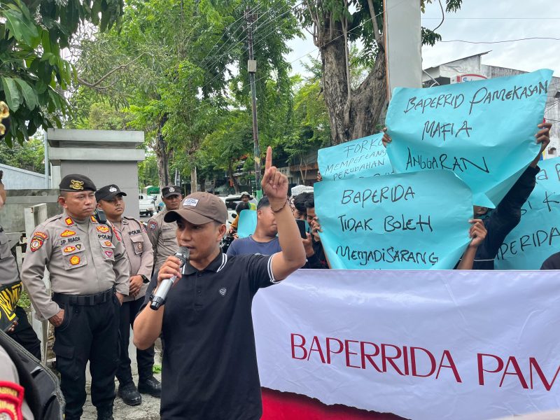 Forum Kota (Forkot) Pamekasan menggelar aksi demonstrasi di Kantor Badan Perencanaan Pembangunan, Riset, dan Inovasi Daerah (Bapperida) Kabupaten Pamekasan, Selasa (27/1/2026). Namun dalam aksi tersebut, massa tidak ditemui langsung oleh Kepala Bapperida Pamekasan.