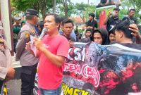 Aktivis yang tergabung dalam Barisan Masyarakat Madura (BMM) melakukan aksi demonstrasi ke kantor Bupati Pamekasan, Kamis (26/01/2026).