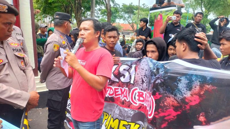 Aktivis yang tergabung dalam Barisan Masyarakat Madura (BMM) melakukan aksi demonstrasi ke kantor Bupati Pamekasan, Kamis (26/01/2026).